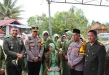 Kapolres Kutai Barat yang diWakili Wakapolres Kompol Ahmad Abdulah SH.MH beserta Jajarannya, menghadiri Upacara Pemakaman Kmandan Koramil ( Danramil )0912-9 jempang Tanjung Isuy Kapten TNI Armed Sarifudin yang meninggal karena Sakit