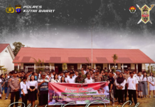 Polsek dan Koramil Damai Gelar Karya Bakti Bersihkan Fasilitas Umum di Kampung Jengan Danum